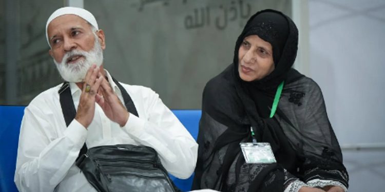 محمد أفضل وزوجته.. حكاية 20 عامًا تلبس الحلم ثوب الإحرام عبر مبادرة «طريق مكة»