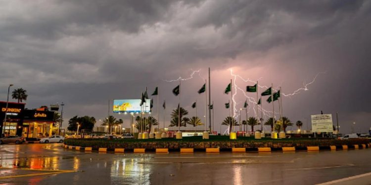 مشاهد «البرق» ترسم لوحة جمالية في سماء قطاع سراة الباحة