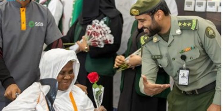مغادرة أولى رحلات مستفيدي مبادرة "طريق مكة" من مدينة أبيدجان في كوت ديفوار