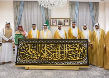 نائب أمير مكة المكرمة يُسلّم كسوة الكعبة المشرفة لسدنة بيت الله الحرام