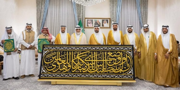 نائب أمير مكة المكرمة يُسلّم كسوة الكعبة المشرفة لسدنة بيت الله الحرام