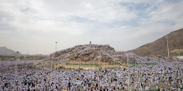 وزارة الحج والعمرة تدعو ضيوف الرحمن إلى البقاء في مخيماتهم بعرفات حتى 4 عصرًا حفاظًا على سلامتهم