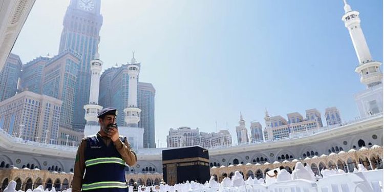 وزارة الداخلية: يحظر الهتافات والأعلام السياسية في الحرمين والمشاعر المقدسة