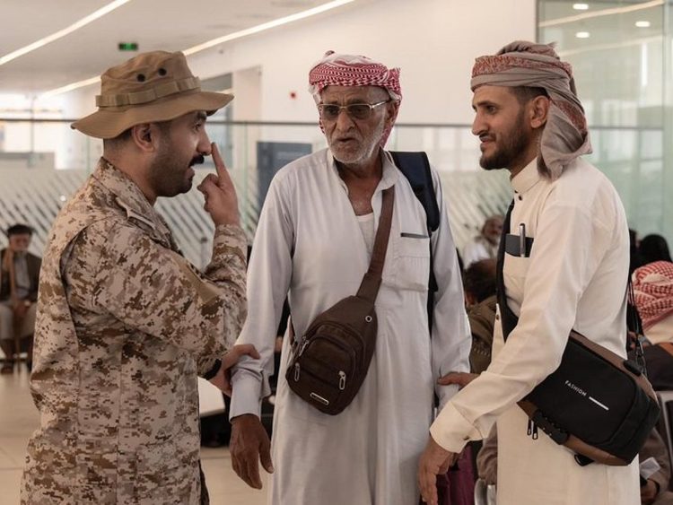وزارة الدفاع توفر الرعاية الكاملة لضيوفها من القوات المسلحة اليمنية خلال أداء مناسكهم