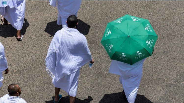  وزارة الصحة: استخدام المظلة يخفّض الحرارة المحيطة بالحاج حتى 10 درجات مئوية 