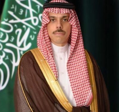وزير الخارجية يبحث مستجدات الأوضاع مع نظيره القطري