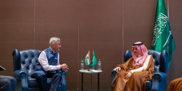 وزير الخارجية يبحث مستجدات الأوضاع مع نظيره الهندي 