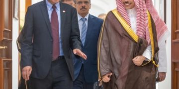 وزير الخارجية يبحث مع نظيره السنغافوري سُبُل تعزيز التعاون
