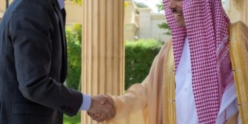 وزير الخارجية يبحث مع نظيره الفرنسي مستجدات المنطقة
