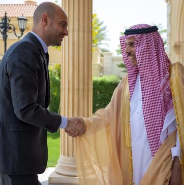 وزير الخارجية يبحث مع نظيره الفرنسي مستجدات المنطقة