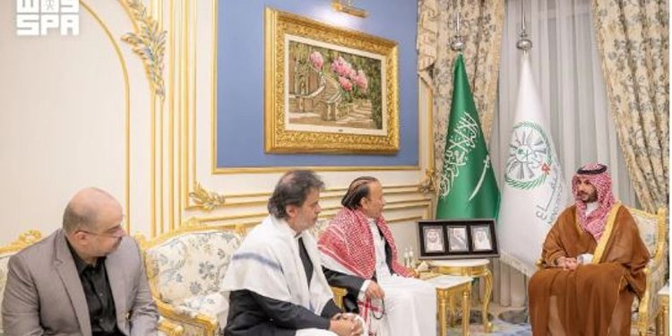 وزير الدفاع ينقل تعازي القيادة في وفاة الرئيس اليمني السابق عبدربه منصور هادي