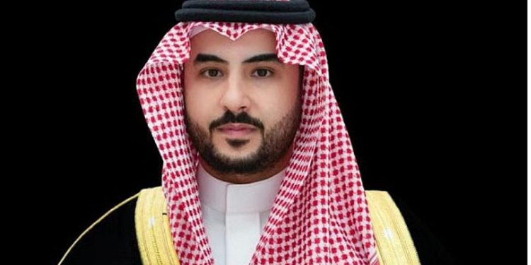 وزير الدفاع يهنئ القيادة بمناسبة عيد الأضحى المبارك