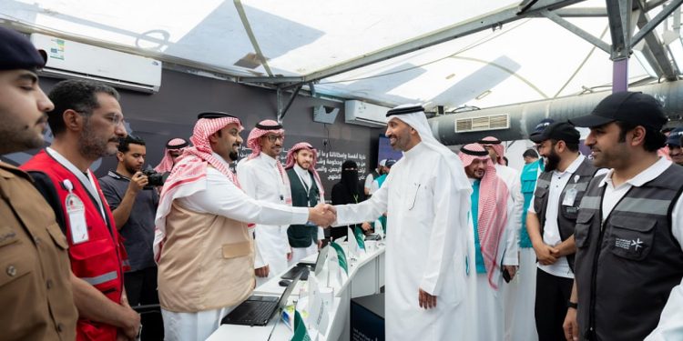 وزير الموارد البشرية يزور عددًا من مواقع ومبادرات الوزارة بموسم الحج