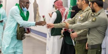 وصول أولى رحلات مستفيدي مبادرة «طريق مكة» من السنغال إلى المدينة المنورة