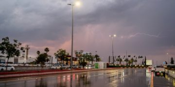 ومضات البرق ترسم لوحة ليلية مبهرة في الباحة