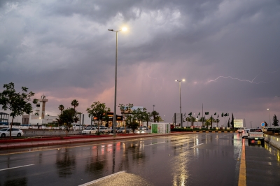 ومضات البرق ترسم لوحة ليلية مبهرة في الباحة