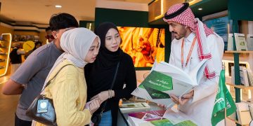 بالصور.. مجمع الملك سلمان العالمي للغة العربية يعرض مبادراته في معرض كوالالمبور للكتاب