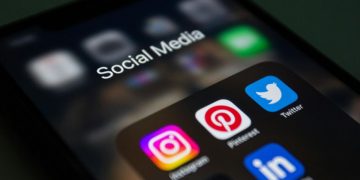 كيف تُنزّل فيديوهات وسائل التواصل الاجتماعي؟ (أسهل الطرق وأسرعها)