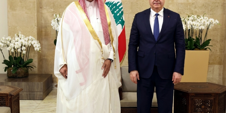 السفير السعودي الجديد يسلّم أوراق اعتماده لرئيس لبنان