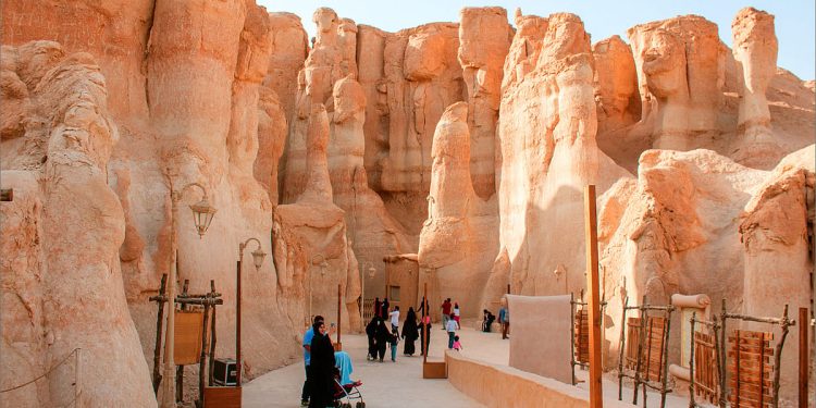 أكاديمية: المملكة تشهد تحولا استراتيجيا بقطاع السياحة