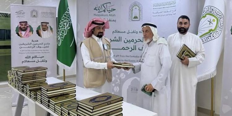 أكثر من 10 آلاف نسخة من هدية خادم الحرمين الشريفين ترافق الحجاج المغادرين عبر منافذ الشرقية
