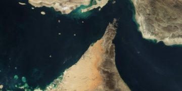 إيران تعلن إغلاق مضيق هرمز.. وواشنطن تنفي