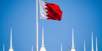 البحرين تعترض وتدمر صواريخ وطائرات مسيرة إيرانية استهدفت المدنيين