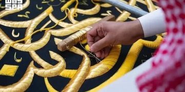 الخط العربي ينسج الجمال على ثوب الكعبة و«الثلث الجلي» يتوج كسوتها بهيبة الفن الإسلامي