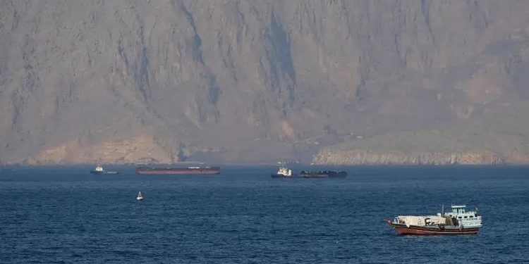 الصين تدعو لاستئناف حركة الملاحة الطبيعية بمضيق هرمز سريعًا