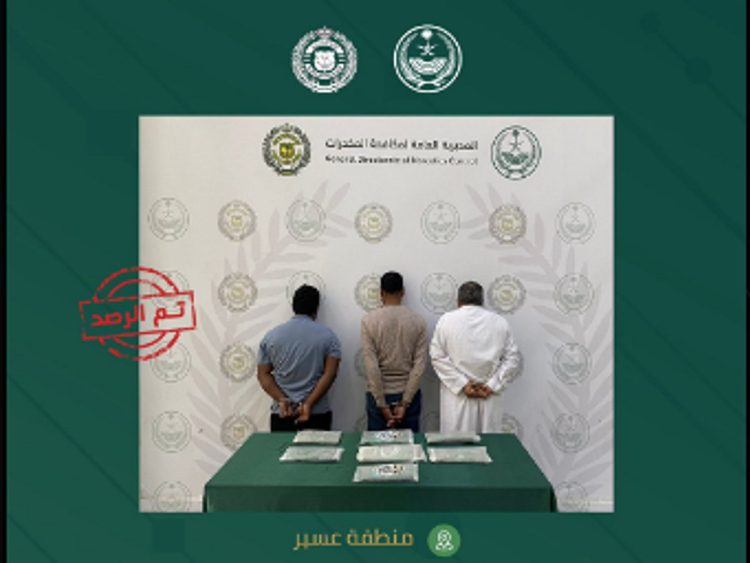 القبض على مقيمين من الجنسية الهندية ومواطن في عسير لترويجهم 7 كيلوجرامات من الحشيش 