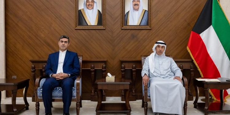 الكويت تطرد 2 من منسوبي السفارة الإيرانية