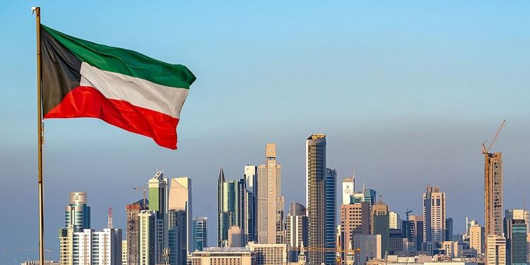 الكويت تغلق أجواءها مؤقتًا وتحوّل الرحلات إلى مطارات بديلة