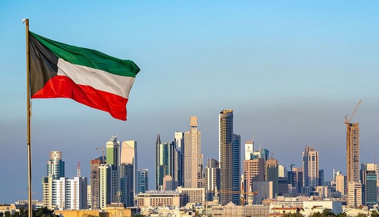 الكويت تغلق أجواءها مؤقتًا وتحوّل الرحلات إلى مطارات بديلة