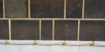 المذهّبات المحيطة بالكعبة.. جمال معماري ووظيفة هندسية