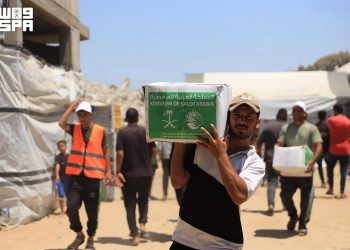 المملكة توزع سلال غذائية لدعم الأمن الغذائي في قطاع غزة 
