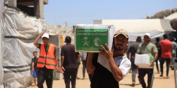 المملكة توزع سلال غذائية لدعم الأمن الغذائي في قطاع غزة 