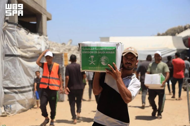 المملكة توزع سلال غذائية لدعم الأمن الغذائي في قطاع غزة 
