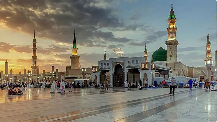 تشمل اختيار الأوقات المناسبة للصلاة والزيارة.. خدمات تقنية متقدمة تُيسّر رحلة ضيوف الرحمن وزوار المسجد النبوي