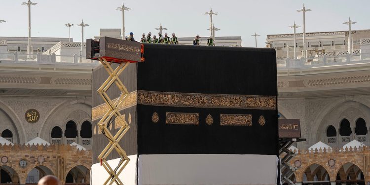 تهيئة كسوة الكعبة المشرفة استعداداً لتغييرها بكسوتها الجديدة مطلع العام الجديد