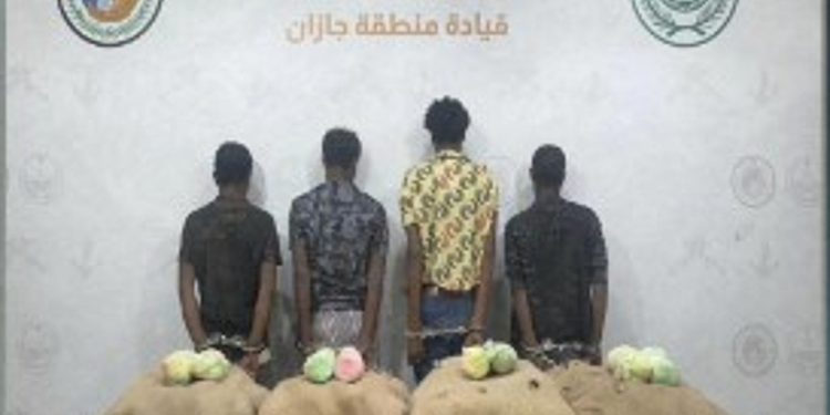 حرس الحدود بجازان يقبض على 4 إثيوبيين لتهريبهم 80 كيلو جراما من القات المخدر