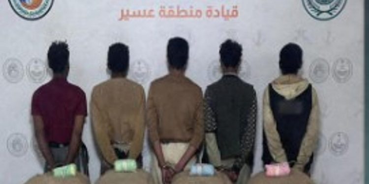 حرس الحدود بعسير يقبض على 5 يمنيين لتهريبهم 80 كيلوجرامًا من القات المخدر