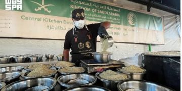 «سلمان الإغاثي» يواصل توزيع الوجبات الغذائية الساخنة وسط وجنوب قطاع غزة