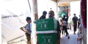 «سلمان الإغاثي» يوزّع 752 سلة غذائية لدعم الأمن الغذائي في خان يونس بقطاع غزة