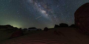 سماء الوجه تكشف جمال المجرة فوق رمال تبوك