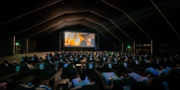 سينما القطيف 2026: أفلام تحت النجوم على كورنيش القطيف بتجربة فريدة