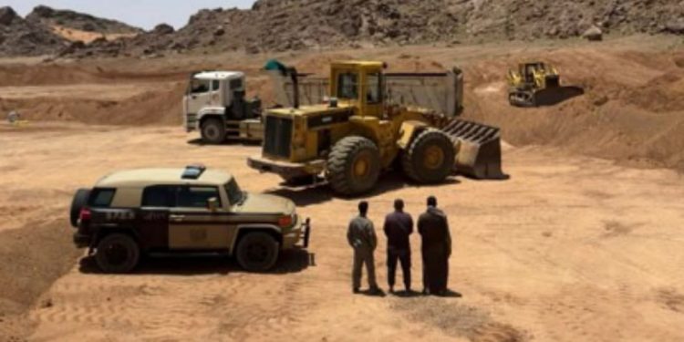 ضبط 3 مقيمين من الجنسية اليمنية لاستغلالهم الرواسب في حائل