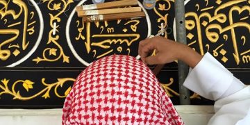 على أطول ماكينة خياطة في العالم.. مراحل تجميع كسوة الكعبة المشرفة بعد اكتمالها