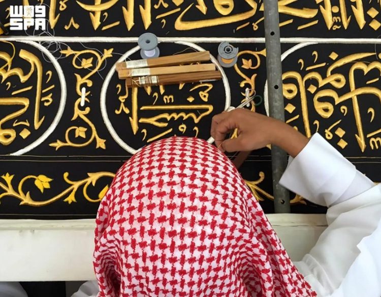 على أطول ماكينة خياطة في العالم.. مراحل تجميع كسوة الكعبة المشرفة بعد اكتمالها
