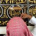 على أطول ماكينة خياطة في العالم.. مراحل تجميع كسوة الكعبة المشرفة بعد اكتمالها