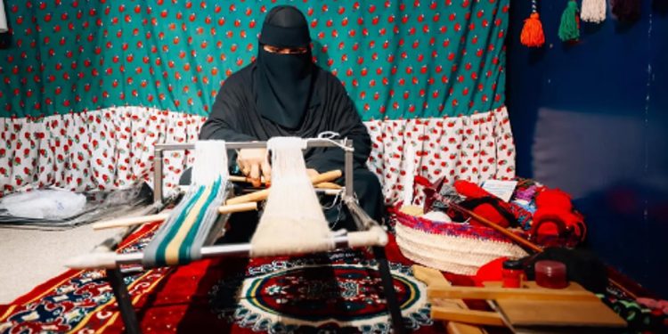 غزل الصوف.. حرفة تراثية عريقة تُقاوم الحداثة وتُحيي الهوية الثقافية